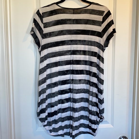Decree Medium V-Neck Black & White Wide Stripe High Low Hemmed Tee. Gently Loved - Picture 2 of 5